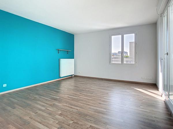 A vendre Angers Jean Moulin, les hauts de Saint Aubin aux pieds de l'arrêt de tramway Fratrenité. Appartement type 3, dernier étage, 2 chambres, terrasse, place de parking en sous-sol.