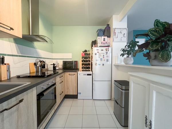 A vendre Angers Jean Moulin, les hauts de Saint Aubin aux pieds de l'arrêt de tramway Fratrenité. Appartement type 3, dernier étage, 2 chambres, terrasse, place de parking en sous-sol.