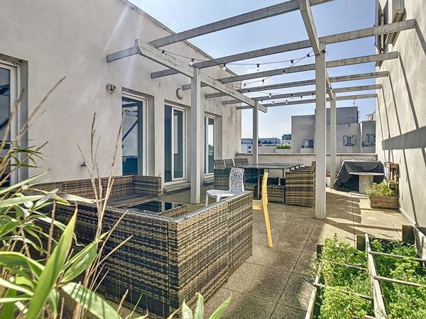 A vendre Angers Jean Moulin, les hauts de Saint Aubin aux pieds de l'arrêt de tramway Fratrenité. Appartement type 3, dernier étage, 2 chambres, terrasse, place de parking en sous-sol.