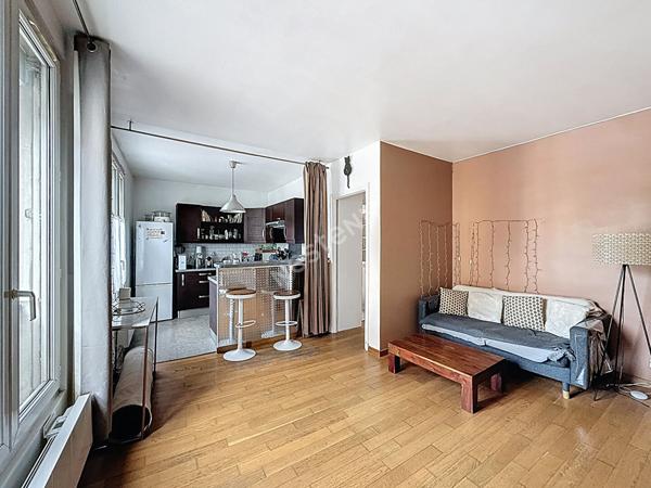 MONTREUIL, AU PIED DU METRO, DERNIER ETAGE, BEAU 2 PIECES DE 45M² AVEC NOMBREUX RANGEMENTS