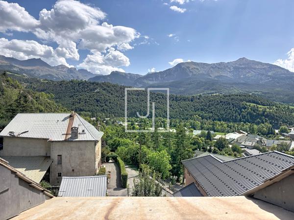 Duplex T3 meublé à vendre avec parking couvert et piscine – dans le château des Magnans à Jausiers