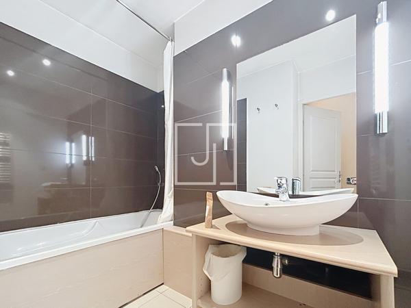 Duplex T3 meublé à vendre avec parking couvert et piscine – dans le château des Magnans à Jausiers