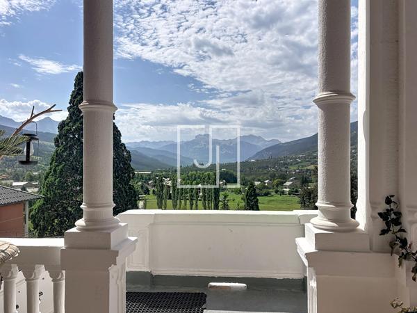 Duplex T3 meublé à vendre avec parking couvert et piscine – dans le château des Magnans à Jausiers