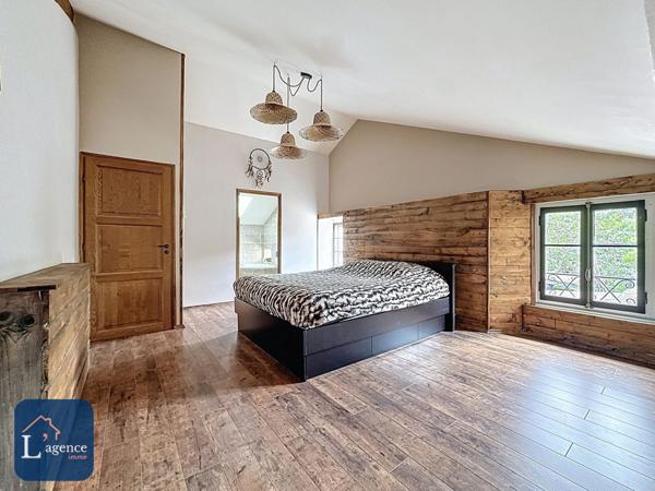 Le Charme en Grand : 421 m²  pour 9 pièces - Lumineuse et intime à Péron