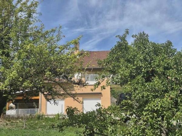 Une maison lumineuse aux beaux volumes, avec une vue exceptionnelle sur les montagnes