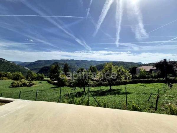 Une maison lumineuse aux beaux volumes, avec une vue exceptionnelle sur les montagnes
