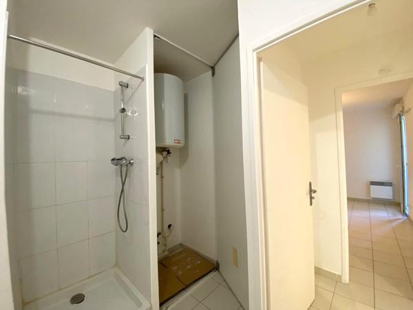 À vendre - T2 rénové avec terrasse, parking boxable  // Quartier Sainte-Marthe (13 014)