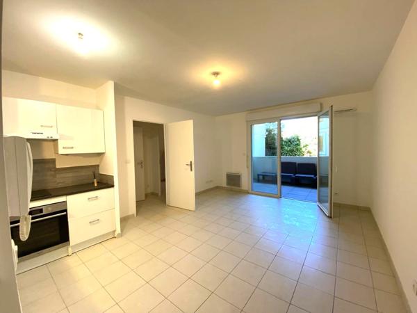 À vendre - T2 rénové avec terrasse, parking boxable  // Quartier Sainte-Marthe (13 014)