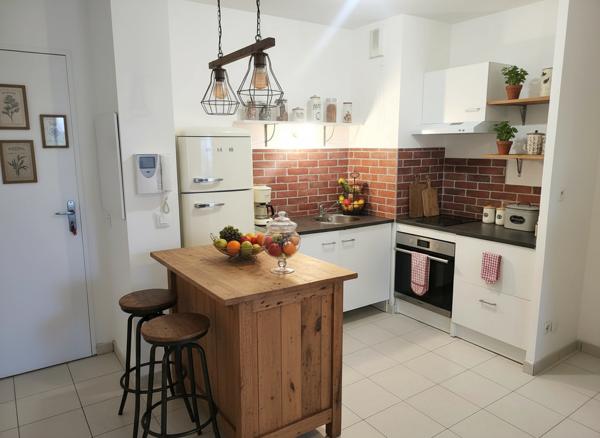 À vendre - T2 rénové avec terrasse, parking boxable  // Quartier Sainte-Marthe (13 014)