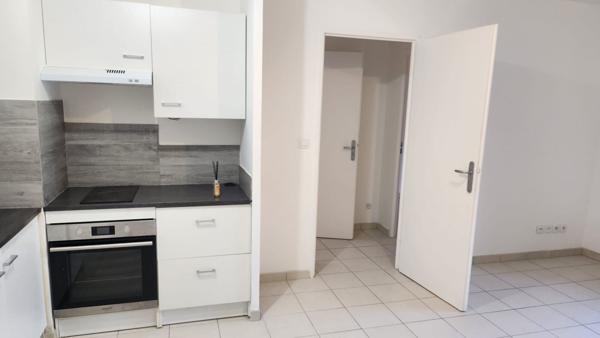 À vendre - T2 rénové avec terrasse, parking boxable  // Quartier Sainte-Marthe (13 014)