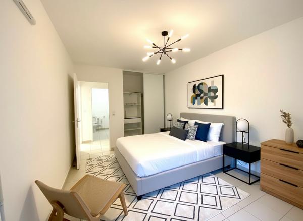 À vendre - T2 rénové avec terrasse, parking boxable  // Quartier Sainte-Marthe (13 014)