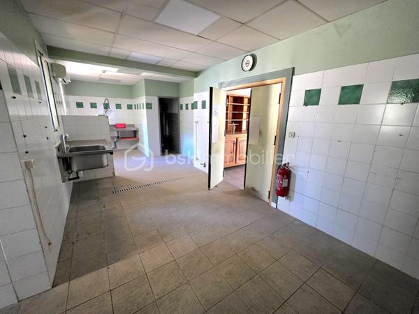 Local d activites de 99 m²