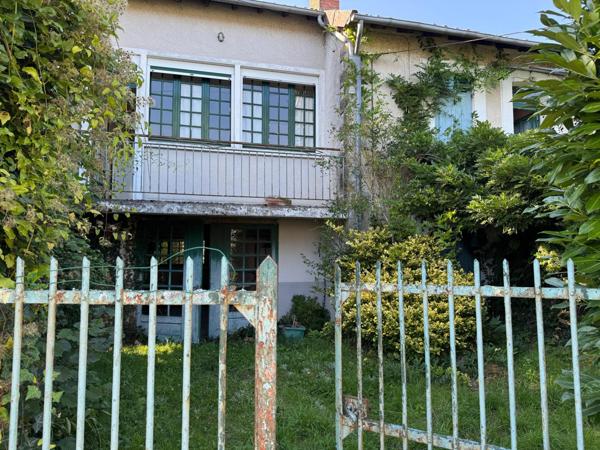 Nichée dans la verdure - 8 pièces à exploiter