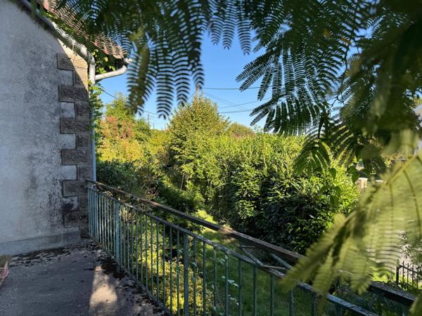 Nichée dans la verdure - 8 pièces à exploiter