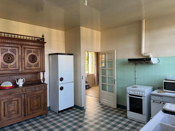 Nichée dans la verdure - 8 pièces à exploiter