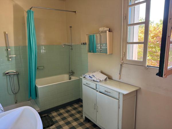 Nichée dans la verdure - 8 pièces à exploiter