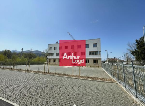 Bureaux neufs à louer à Saint-Martin-d'Hères divisibles avec parkings privatifs