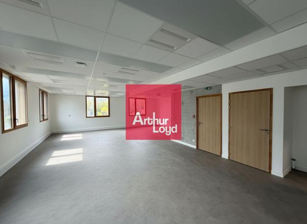 Bureaux neufs à louer à Saint-Martin-d'Hères divisibles avec parkings privatifs
