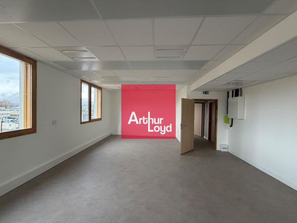 Bureaux neufs à louer à Saint-Martin-d'Hères divisibles avec parkings privatifs