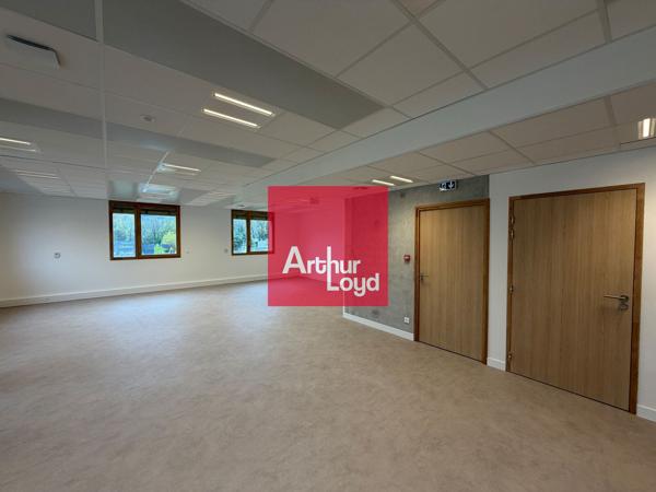 Bureaux neufs à louer à Saint-Martin-d'Hères divisibles avec parkings privatifs