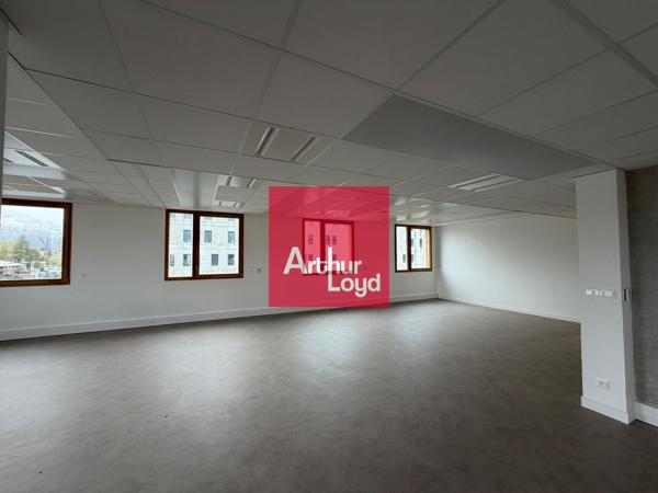 Bureaux neufs à louer à Saint-Martin-d'Hères divisibles avec parkings privatifs