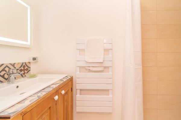 Dpt Var (83), à vendre LE CASTELLET maison P6 de 125 m² - Terrain plat de 469 m² - piscine - vue dégagée - garage