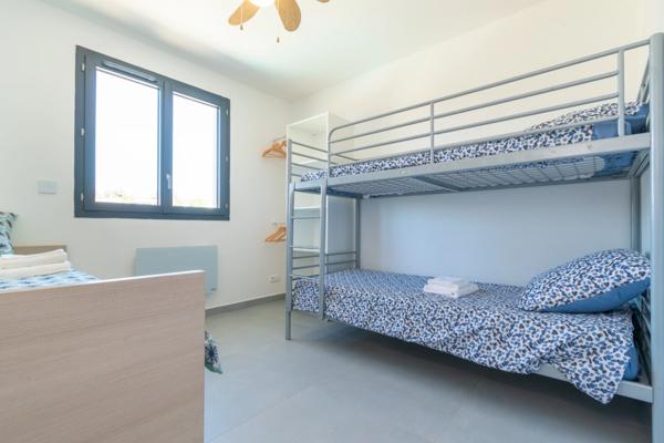 Dpt Var (83), à vendre LE CASTELLET maison P6 de 125 m² - Terrain plat de 469 m² - piscine - vue dégagée - garage