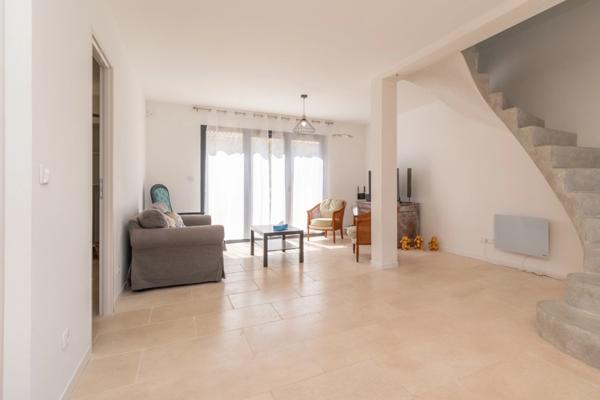 Dpt Var (83), à vendre LE CASTELLET maison P6 de 125 m² - Terrain plat de 469 m² - piscine - vue dégagée - garage