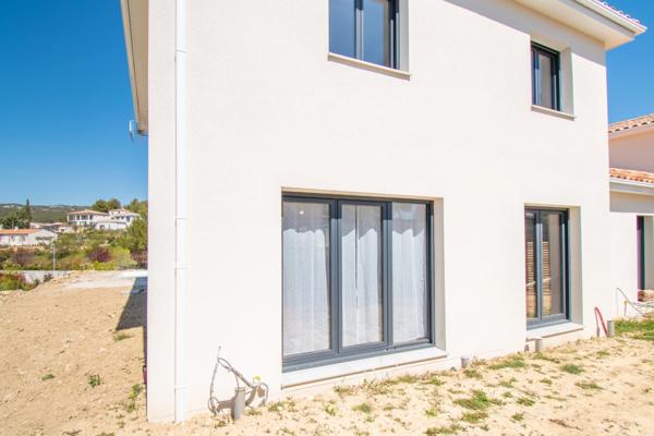 Dpt Var (83), à vendre LE CASTELLET maison P6 de 125 m² - Terrain plat de 469 m² - piscine - vue dégagée - garage