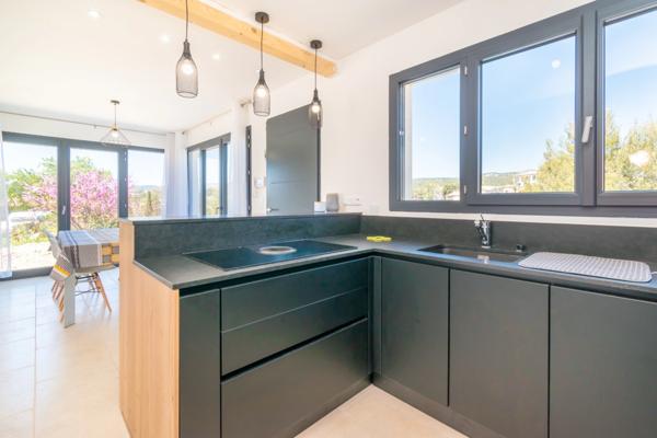 Dpt Var (83), à vendre LE CASTELLET maison P6 de 125 m² - Terrain plat de 469 m² - piscine - vue dégagée - garage