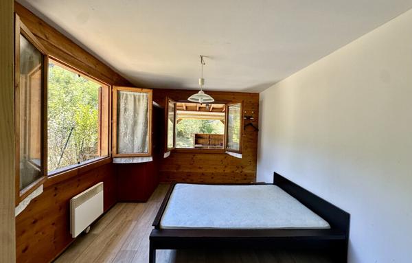 MURS COMMERCIAUX   CHALET EN BOIS AVEC LOGEMENT   ZONE D’ACTIVITÉ