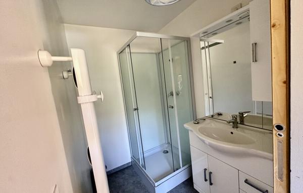 MURS COMMERCIAUX   CHALET EN BOIS AVEC LOGEMENT   ZONE D’ACTIVITÉ