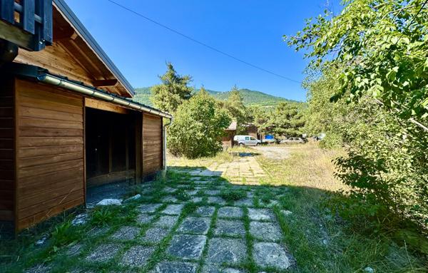 MURS COMMERCIAUX   CHALET EN BOIS AVEC LOGEMENT   ZONE D’ACTIVITÉ