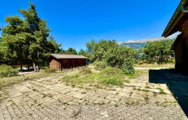 MURS COMMERCIAUX   CHALET EN BOIS AVEC LOGEMENT   ZONE D’ACTIVITÉ