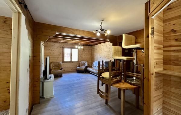 MURS COMMERCIAUX   CHALET EN BOIS AVEC LOGEMENT   ZONE D’ACTIVITÉ