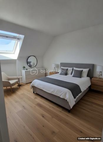Une certaine idée du bonheur pour cet appartement type 2 neuf en cours de travaux, dans une petite maison intimiste de 4 logements, nichée au coeur d'un espace paisible, à proximité de pouilley!
Imaginez vous....dans cet appartement qui vous propose: une entrée, votre belle pièce de vie très lumineuse et spacieuse avec une terrasse qui vient prolonger cet espace.
A l'étage vous trouvez une chambre, une salle d'eau équipée (douche) et un cabinet de toilette, pour votre information l'étage aura une climatisation!
Votre appartement possède de belles prestations et finitions avec des volets électriques, spots led plafond, un chauffage individuel top grace à l' aérothermie+ clim réversible à télécommande en basse consommation, charges minimum, une place de parking privative, livraison automne 2026, honoraires inclus charge vendeur.
Pour votre information, les photos en annonce sont du home-staging virtuel, pour que vous ayez un visuel meublé.
Renseignements et rendez vous du lundi au samedi de 8h à 20 h.
Et si vous faisiez le choix de la qualité de vie?
