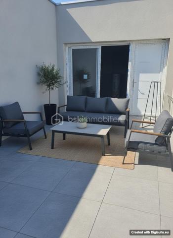 Une certaine idée du bonheur pour cet appartement type 2 neuf en cours de travaux, dans une petite maison intimiste de 4 logements, nichée au coeur d'un espace paisible, à proximité de pouilley!
Imaginez vous....dans cet appartement qui vous propose: une entrée, votre belle pièce de vie très lumineuse et spacieuse avec une terrasse qui vient prolonger cet espace.
A l'étage vous trouvez une chambre, une salle d'eau équipée (douche) et un cabinet de toilette, pour votre information l'étage aura une climatisation!
Votre appartement possède de belles prestations et finitions avec des volets électriques, spots led plafond, un chauffage individuel top grace à l' aérothermie+ clim réversible à télécommande en basse consommation, charges minimum, une place de parking privative, livraison automne 2026, honoraires inclus charge vendeur.
Pour votre information, les photos en annonce sont du home-staging virtuel, pour que vous ayez un visuel meublé.
Renseignements et rendez vous du lundi au samedi de 8h à 20 h.
Et si vous faisiez le choix de la qualité de vie?