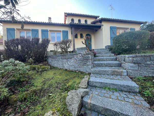 Découvrez cette magnifique propriété située au coeur de Montigné-sur-Moine une commune paisible et accueillante à seulement 5 minutes de la voie express à 30 minutes de Nantes et à 14 minutes de la gare de Clisson un emplacement idéal offrant à la fois tr