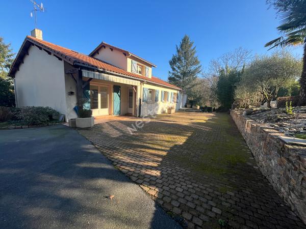 Découvrez cette magnifique propriété située au coeur de Montigné-sur-Moine une commune paisible et accueillante à seulement 5 minutes de la voie express à 30 minutes de Nantes et à 14 minutes de la gare de Clisson un emplacement idéal offrant à la fois tr