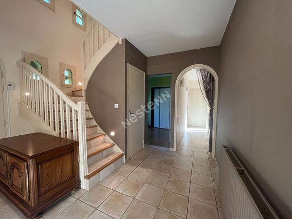 Découvrez cette magnifique propriété située au coeur de Montigné-sur-Moine une commune paisible et accueillante à seulement 5 minutes de la voie express à 30 minutes de Nantes et à 14 minutes de la gare de Clisson un emplacement idéal offrant à la fois tr