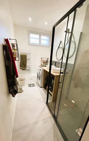 A vendre Angers,les hauts de la doutre, appartement type 3, rez-de-chaussée surélevé, cuisine ouverte aménagée équipée, 2 chambres, aucun travaux à prévoir, petite copropriété.