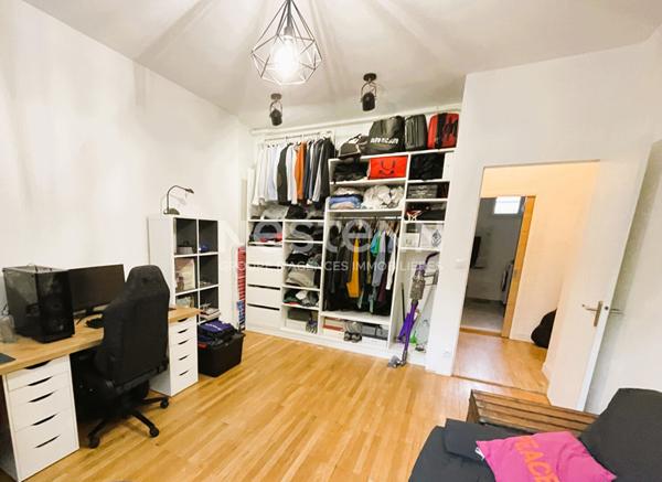 A vendre Angers,les hauts de la doutre, appartement type 3, rez-de-chaussée surélevé, cuisine ouverte aménagée équipée, 2 chambres, aucun travaux à prévoir, petite copropriété.