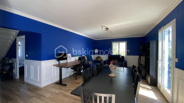 VERTOU/BEAUTOUR, côté Bourdonnières : Maison familiale d’env. 157m² au sol (131,78m² carrez), au calme, au sein d’un quartier pavillonnaire, à proximité de toutes commodités (écoles primaires, collèges, lycées), transports (busway 4 Bourdonnières et Joliverie à 8/10mn à pied, bus 30, 42, 172). Promenades sur les bords de Sèvre à 15mn à pied.

Cette maison est édifiée sur 2 niveaux et bénéficie d’une vie de plain-pied :

Au rez-de-chaussée, nous entrons par une vaste entrée desservant la pièce à vivre (env. 40m²) avec sa cuisine entièrement aménagée et équipée, cette pièce est baignée de lumière grâce à sa double exposition, avec un accès direct à la terrasse ainsi qu'au jardin (exposé sud ouest) . Deux chambres au rez-de-chaussée : Une suite parentale (23,09m²) équipée de sa salle de bain (+ douche + wc) et d’un dressing sur mesure, puis une deuxième chambre équipée d'un placard. Enfin, des toilettes séparées.

A l’étage : Un vaste palier de 11,41m² carrez, idéal pour un espace bureau ou coin détente (espace qui peut être cloisonné si vous le souhaitez), une troisième chambre (12,98m² carrez), puis une quatrième chambre (19,20m² carrez), cette dernière reste à rafraîchir et laisser libre court à votre imagination, sachant qu'un point d’eau est existant, elle peut donc être équipée d’une salle d’eau.
Aussi, une salle de bain (+ douche + wc) complète cet étage.
Enfin, une pièce supplémentaire sur ce même niveau (pièce de stockage pour le moment), peut être transformée et constituer une 5ème chambre (19,92m² au sol).

Un grand garage attenant à la maison (29,03m²), et un abri de jardin (3m²) complètent ce bien.

La parcelle (env 540m²) est entièrement clôturée, vous pourrez également stationner un véhicule sur votre parcelle.

De nombreux travaux ont été réalisés ces dernières années (certains toujours sous décennale), création suite parentale, salon-séjour entièrement refait, sols sur l’ensemble du rez-de-chaussée, peinture sur la quasi-totalité de la maison avec reprise des murs, optimisation salle de bain de l’étage en rajoutant une douche et un wc pour plus de confort pour une vie de famille au quotidien.

Une maison sans travaux, avec un DPE C;
Ouvertures double vitrage, volets battants alu motorisés; Chauffage au gaz (chaudière Frisquet);
Maison raccordée à la fibre.

Emplacement de 1er choix pour une vie de famille. N’hésitez plus !