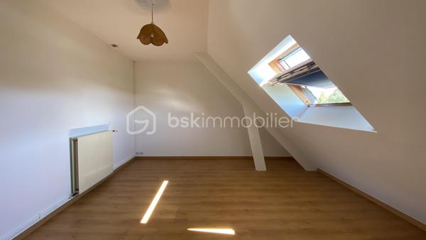 VERTOU/BEAUTOUR, côté Bourdonnières : Maison familiale d’env. 157m² au sol (131,78m² carrez), au calme, au sein d’un quartier pavillonnaire, à proximité de toutes commodités (écoles primaires, collèges, lycées), transports (busway 4 Bourdonnières et Joliverie à 8/10mn à pied, bus 30, 42, 172). Promenades sur les bords de Sèvre à 15mn à pied.

Cette maison est édifiée sur 2 niveaux et bénéficie d’une vie de plain-pied :

Au rez-de-chaussée, nous entrons par une vaste entrée desservant la pièce à vivre (env. 40m²) avec sa cuisine entièrement aménagée et équipée, cette pièce est baignée de lumière grâce à sa double exposition, avec un accès direct à la terrasse ainsi qu'au jardin (exposé sud ouest) . Deux chambres au rez-de-chaussée : Une suite parentale (23,09m²) équipée de sa salle de bain (+ douche + wc) et d’un dressing sur mesure, puis une deuxième chambre équipée d'un placard. Enfin, des toilettes séparées.

A l’étage : Un vaste palier de 11,41m² carrez, idéal pour un espace bureau ou coin détente (espace qui peut être cloisonné si vous le souhaitez), une troisième chambre (12,98m² carrez), puis une quatrième chambre (19,20m² carrez), cette dernière reste à rafraîchir et laisser libre court à votre imagination, sachant qu'un point d’eau est existant, elle peut donc être équipée d’une salle d’eau.
Aussi, une salle de bain (+ douche + wc) complète cet étage.
Enfin, une pièce supplémentaire sur ce même niveau (pièce de stockage pour le moment), peut être transformée et constituer une 5ème chambre (19,92m² au sol).

Un grand garage attenant à la maison (29,03m²), et un abri de jardin (3m²) complètent ce bien.

La parcelle (env 540m²) est entièrement clôturée, vous pourrez également stationner un véhicule sur votre parcelle.

De nombreux travaux ont été réalisés ces dernières années (certains toujours sous décennale), création suite parentale, salon-séjour entièrement refait, sols sur l’ensemble du rez-de-chaussée, peinture sur la quasi-totalité de la maison avec reprise des murs, optimisation salle de bain de l’étage en rajoutant une douche et un wc pour plus de confort pour une vie de famille au quotidien.

Une maison sans travaux, avec un DPE C;
Ouvertures double vitrage, volets battants alu motorisés; Chauffage au gaz (chaudière Frisquet);
Maison raccordée à la fibre.

Emplacement de 1er choix pour une vie de famille. N’hésitez plus !
