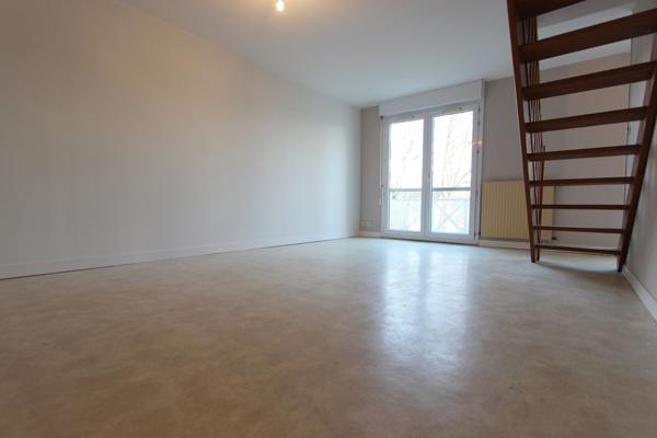 A louer un appartement t3 duplex à Quimper-Braden.