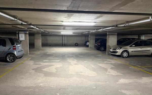 Stationnement à louer    11 m2 Saint-Maurice