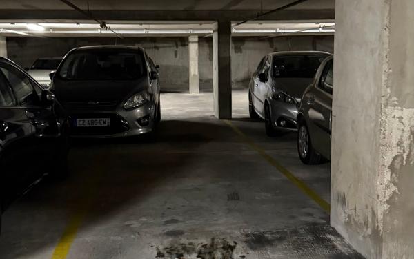 Stationnement à louer    11 m2 Saint-Maurice