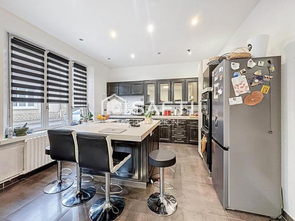 À VENDRE - MAISON DE TYPE 8 - PISCINE CHAUFFÉE - PROUILLY