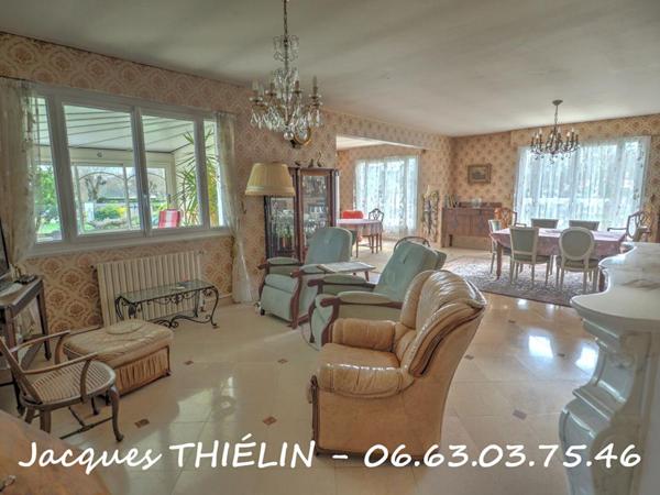 Au coeur de Longué-Jumelles volumes remarquables et parc arboré pour cette propriété d'exception