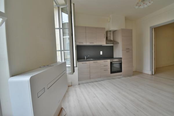 appartement à louer 2 pièces SAINTE LIVRADE SUR LOT (47) joli T 2 rénové